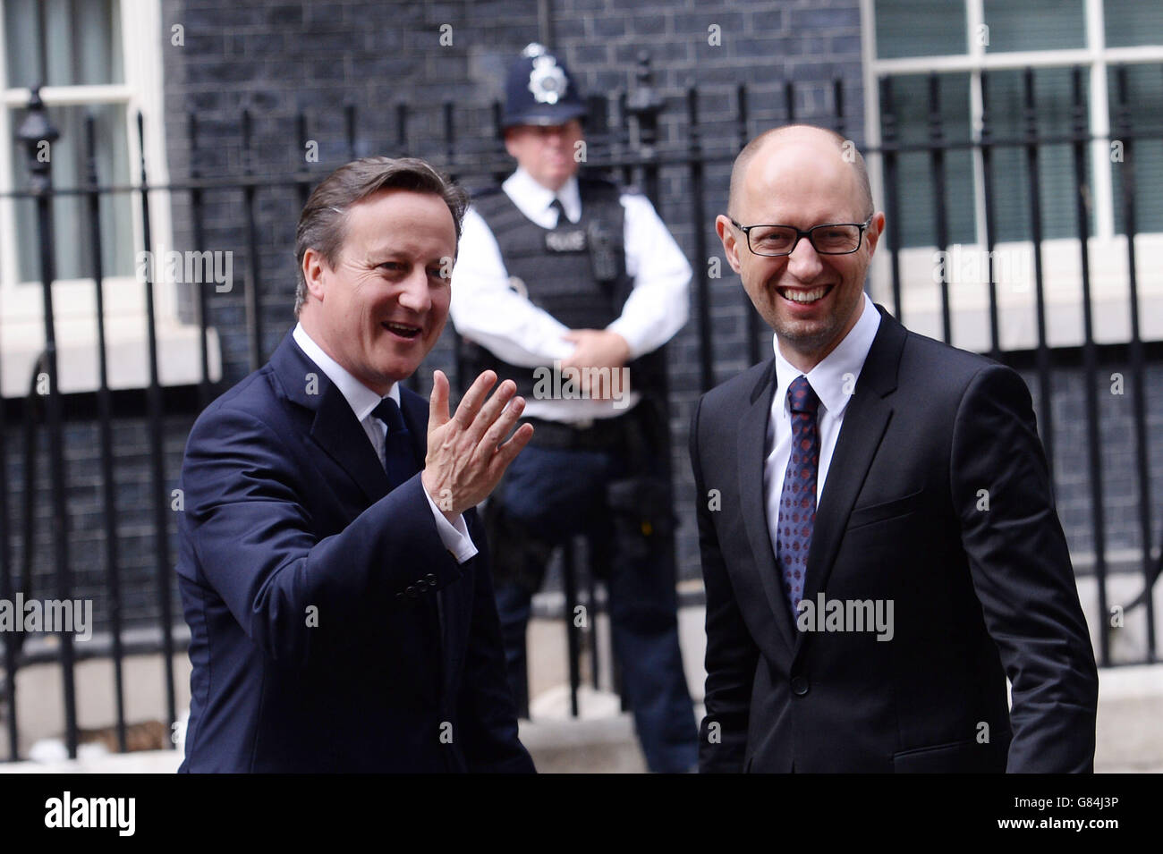 El primer ministro David Cameron se reúne con su homólogo ucraniano Arseniy Yatseniuk para las conversaciones en 10 Downing Street, en el centro de Londres. Foto de stock