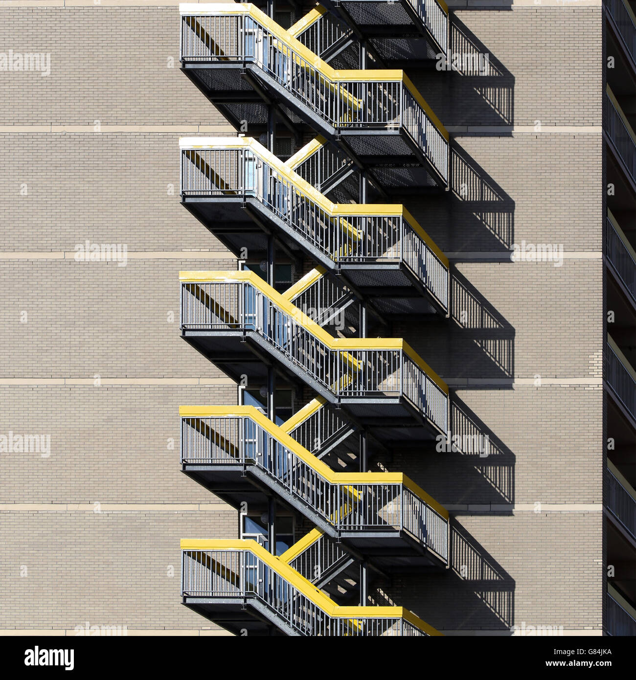 Escaleras exteriores en la construcción Fotografía de stock - Alamy