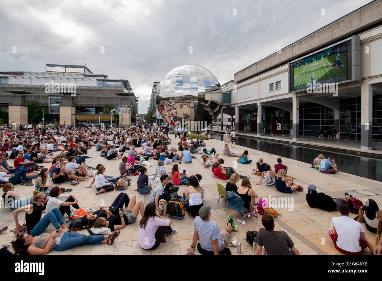 Una multitud de gente viendo la semifinal de Wimbledon 2015 en la pantalla grande en el Millennium Plaza Bristol Foto de stock