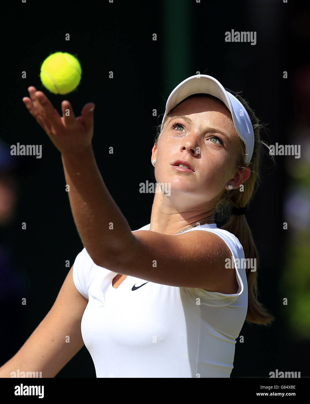 Katie Swan en acción durante el séptimo día del Campeonato de Wimbledon en el All England Lawn Tennis and Croquet Club, Wimbledon. Foto de stock