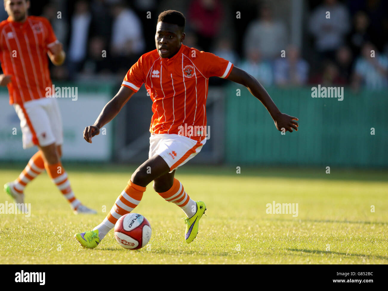 Fútbol - Pretemporada - Blyth Spartans v Blackpool - Croft Park. Blackpool es brillante Samuel en acción Foto de stock