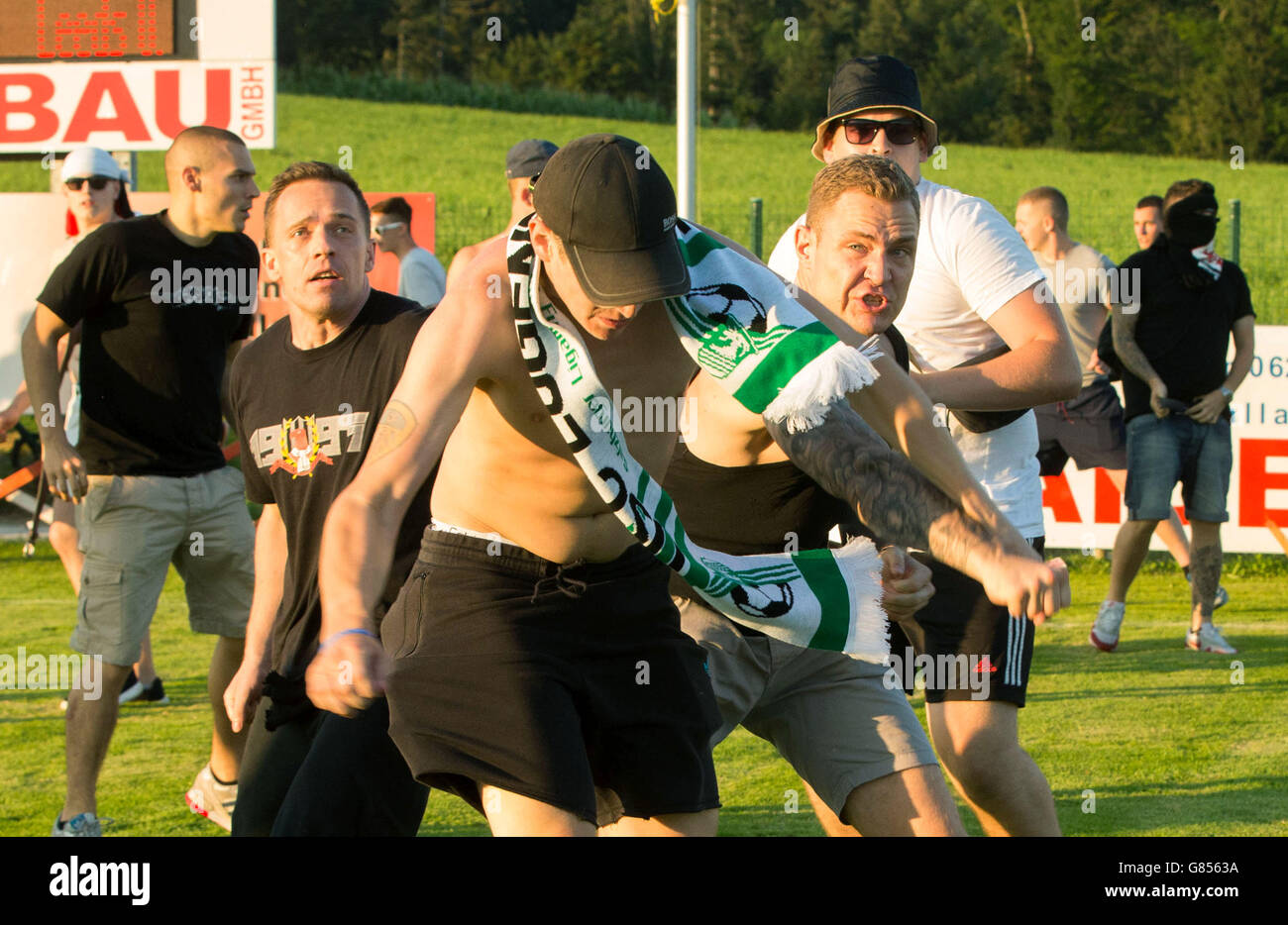 Disturbios en el campo después de una pre-temporada amistosa con Leeds United y Eintracht Frankfurt en la ciudad austriaca de Eugendorf. Foto de stock