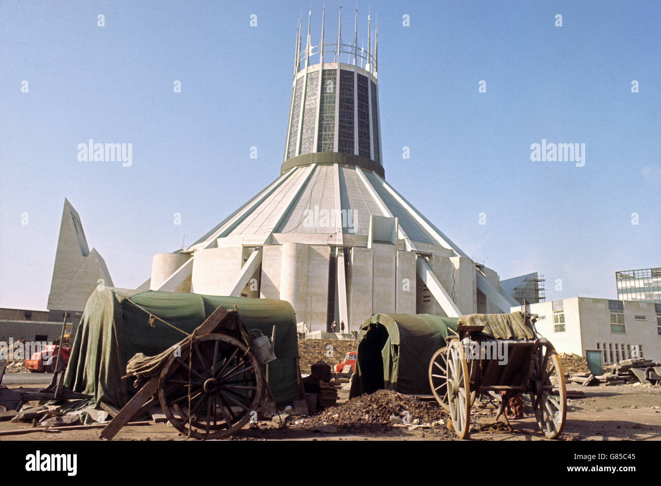 La construcción continúa alrededor de la nueva Catedral Católica Romana en Liverpool, que abrirá en mayo de 1967. Será llamada la Catedral Metropolitana de Cristo Rey. Foto de stock