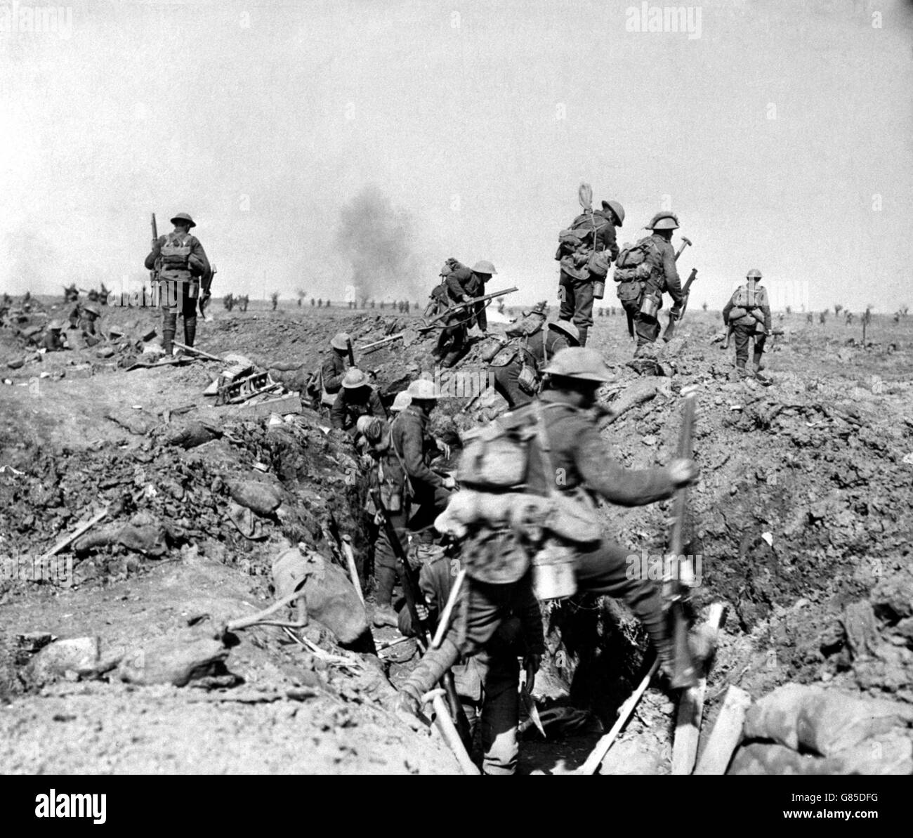 Tropas del XIV cuerpo Británico, posiblemente 5ª División, avanzando cerca de Ginchy, durante la Batalla de Morval, parte de la ofensiva de Somme. Foto de stock