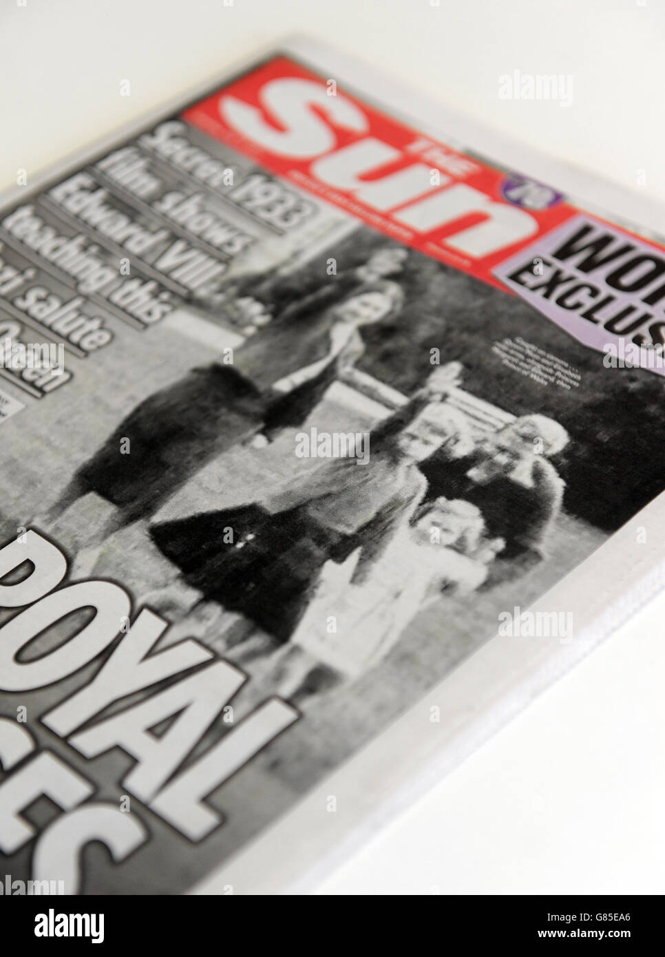 El periódico Sun publicó una portada con una foto de la Reina Isabel de Gran Bretaña como un niño dando un saludo nazi con la familia el 18 de julio de 2015. Foto de stock
