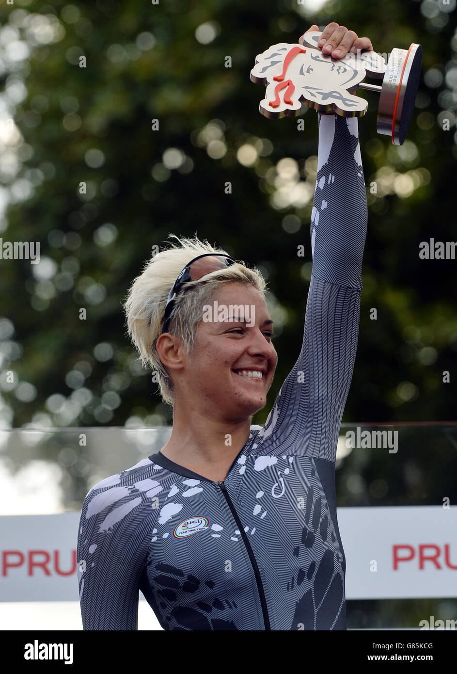 Barbara Guarischi en el podio de los ganadores después de ganar el Gran Premio Prudential RideLondon en el primer día del Prudential RideLondon, Londres. Foto de stock