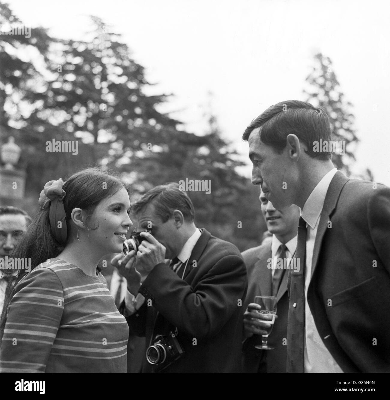Gordon Banks, de Inglaterra, habla con la actriz Vivien Ventura (c) durante la visita del equipo de Inglaterra a Pinewood Studios. Foto de stock