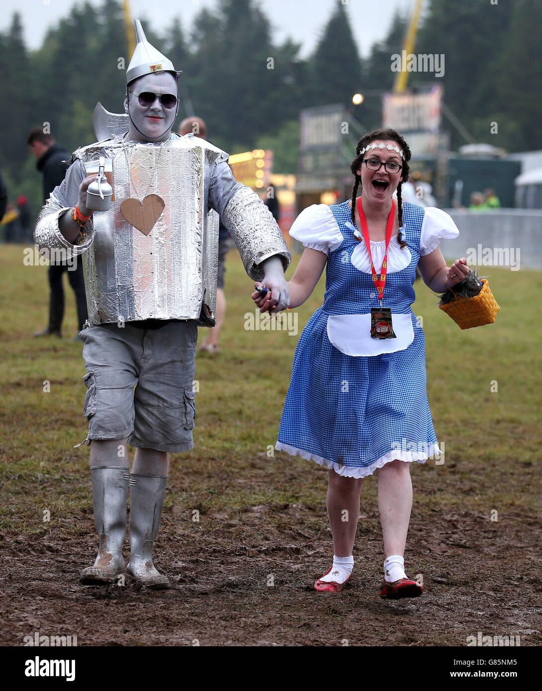 Los fans de la música Ross y Leanne Acamovic de Edimburgo con atuendo de lujo llegan al T in the Park Music Festival en Strathallan en Perthshire. Foto de stock