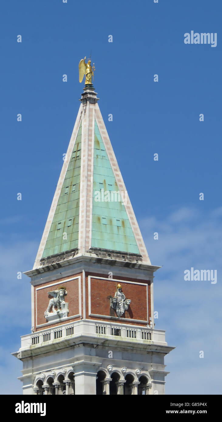 Venecia, Italia. Estatua del arcángel Gabriel en la cima del Campanile de San Marcos en la Plaza de San Marcos. Foto Tony Gale Foto de stock