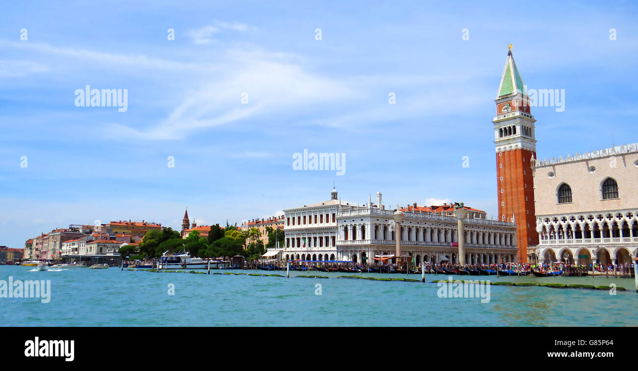 Venecia, Italia. La zona de la plaza de San Marcos vista desde un barquito con el imponente Campanile y el Palacio Ducal, a la derecha. Foto Tony Gale Foto de stock