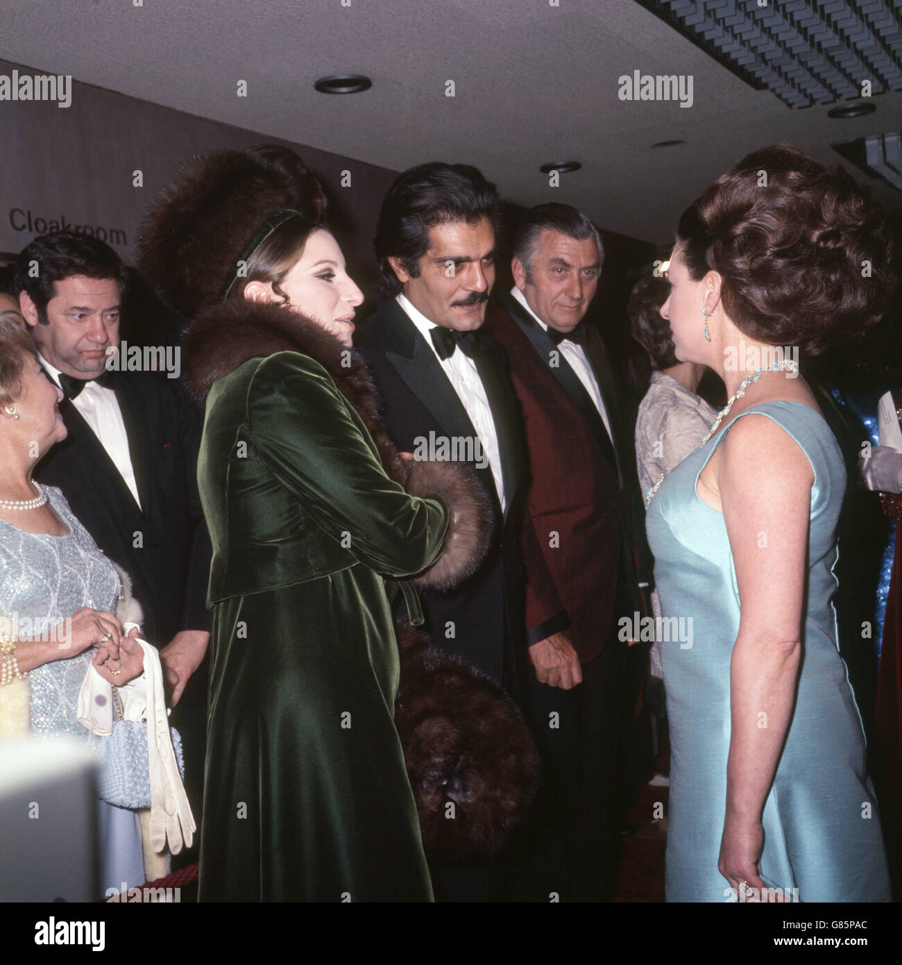 La princesa Margaret habla con la actriz estadounidense Barbra Streisand (l) y el actor egipcio Omar Sharif (c) en el estreno real de la película que ambos aparecen en 'Funny Girl' que se celebra en el Teatro Odeon, Leicester Square, Londres. Foto de stock