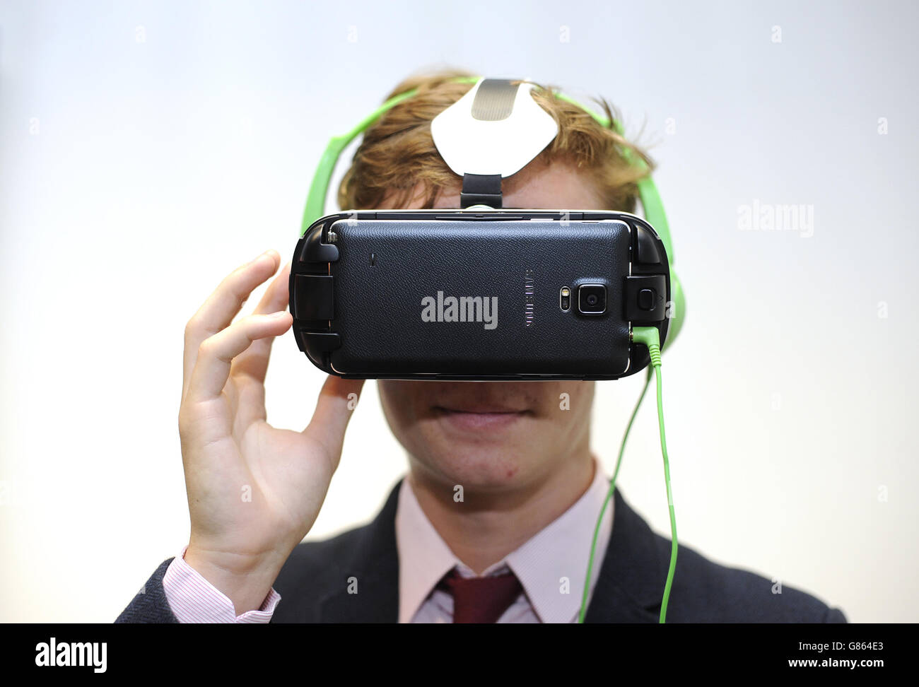 Un visitante utiliza un auricular Samsung Gear VR con 3D escaneos virtuales de objetos de la sección de la Edad de Bronce del Museo Británico, en Londres, antes de su fin de semana de realidad virtual el 8 de agosto. Foto de stock