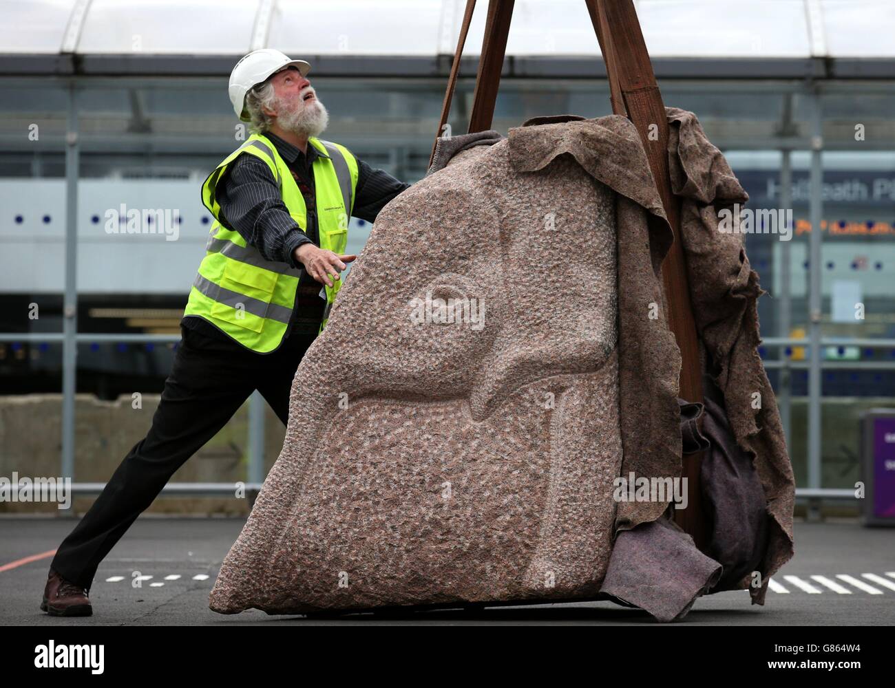 El escultor Ronald Rae mueve su escultura de elefante bebé de 3 toneladas a  su posición en el aeropuerto de Edimburgo Fotografía de stock - Alamy