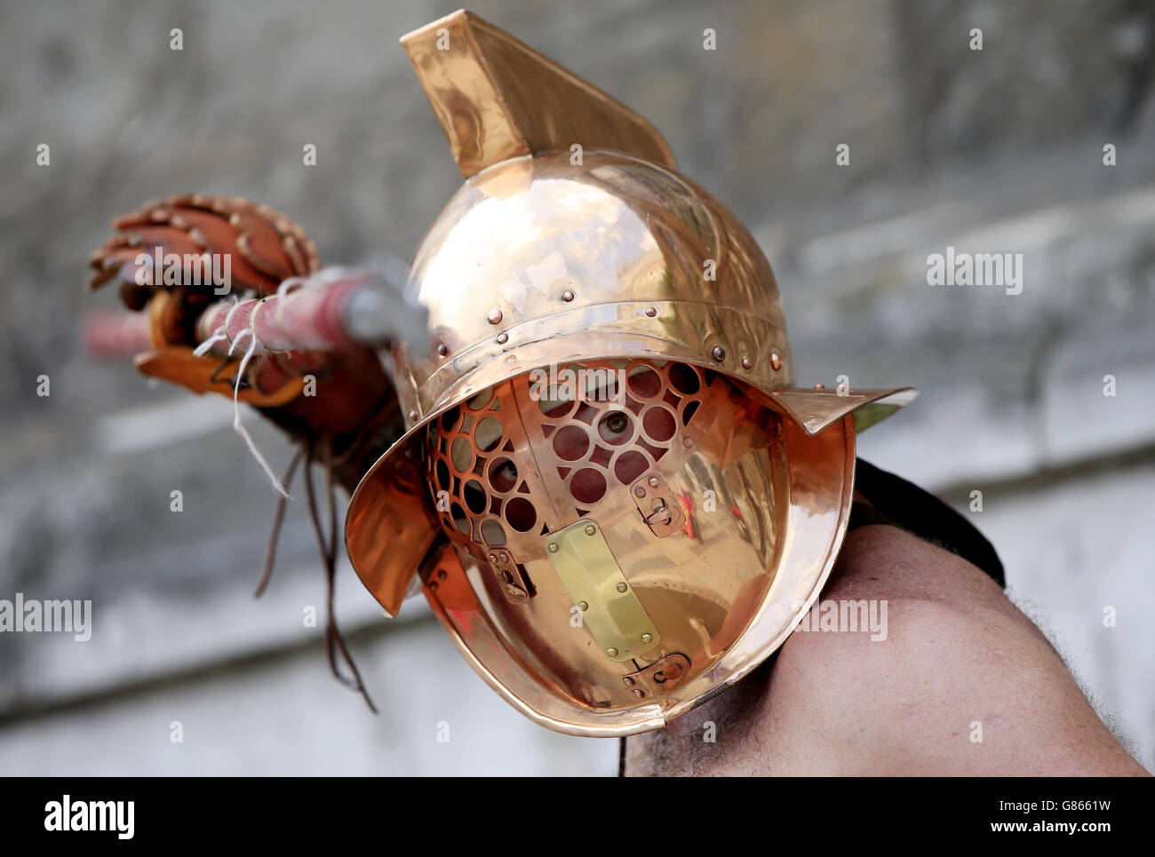 Un artista gladiatorial se viste como un gladiador andabato en preparación para el lanzamiento de los Juegos de Gladiadores, Guildhall Yard, Londres. Foto de stock