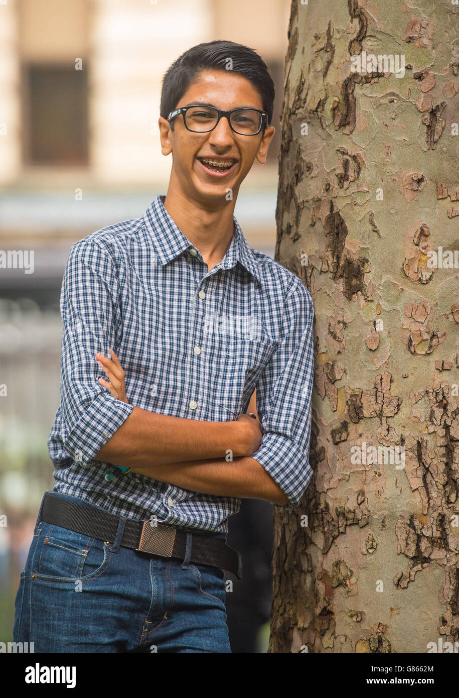 Majid Mohamed, de 18 años, de Haywards Heath, Sussex, celebra después de recibir cuatro niveles A*, lo que significa que podrá seguir los pasos de sus dos hermanos mayores y asistir a la Universidad de Cambridge. Foto de stock