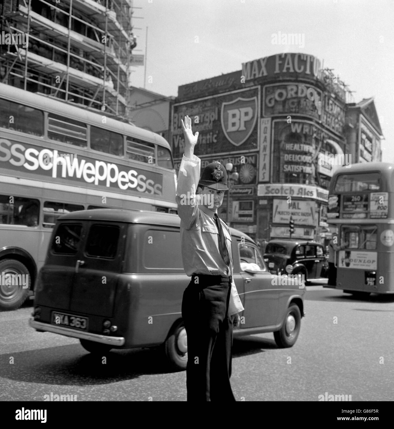 PC Hails controla el tráfico pesado en Piccadilly Circus, Londres. Foto de stock