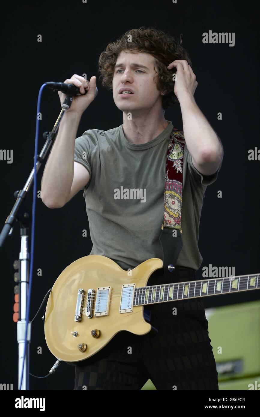 Luke Pritchard de los Kooks actuando en el escenario de Virgin Media durante el primer día del V Festival, en Weston Park, Shifnal, Shropshire. Foto de stock