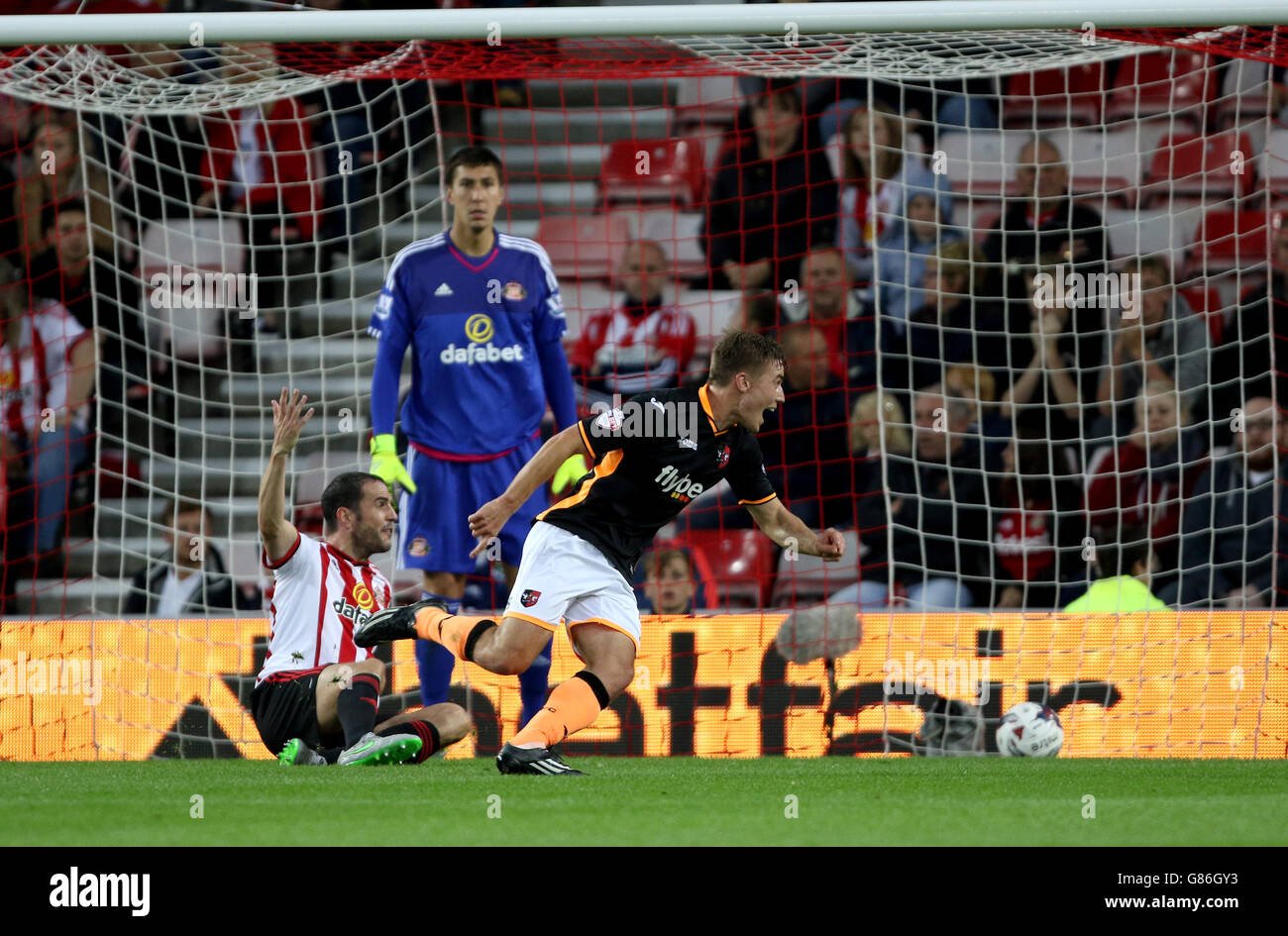 David Wheeler de Exeter celebra el segundo gol de su lado del juego