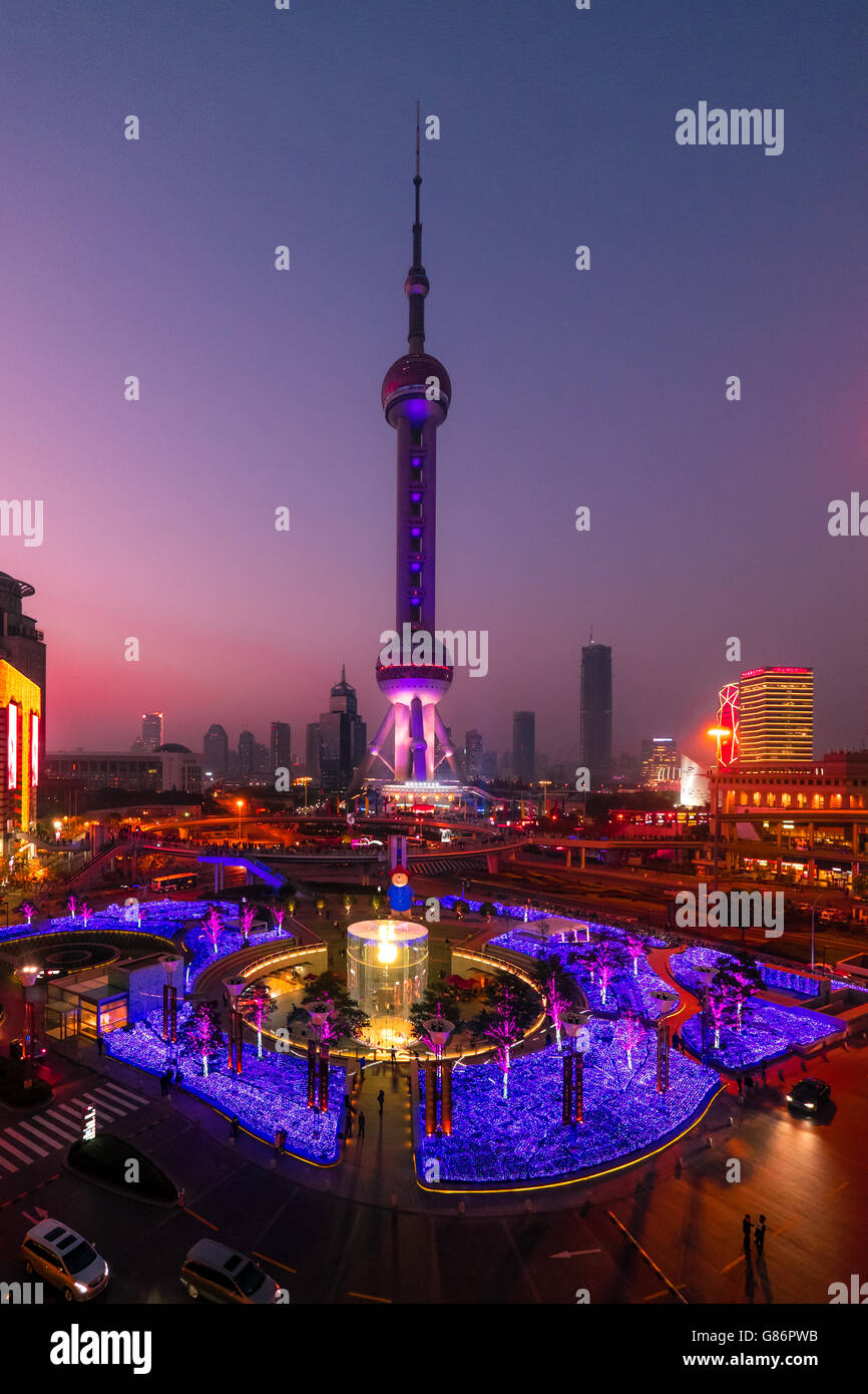 Pearl Tower y del horizonte de la ciudad por la noche, Shanghai, China Foto de stock