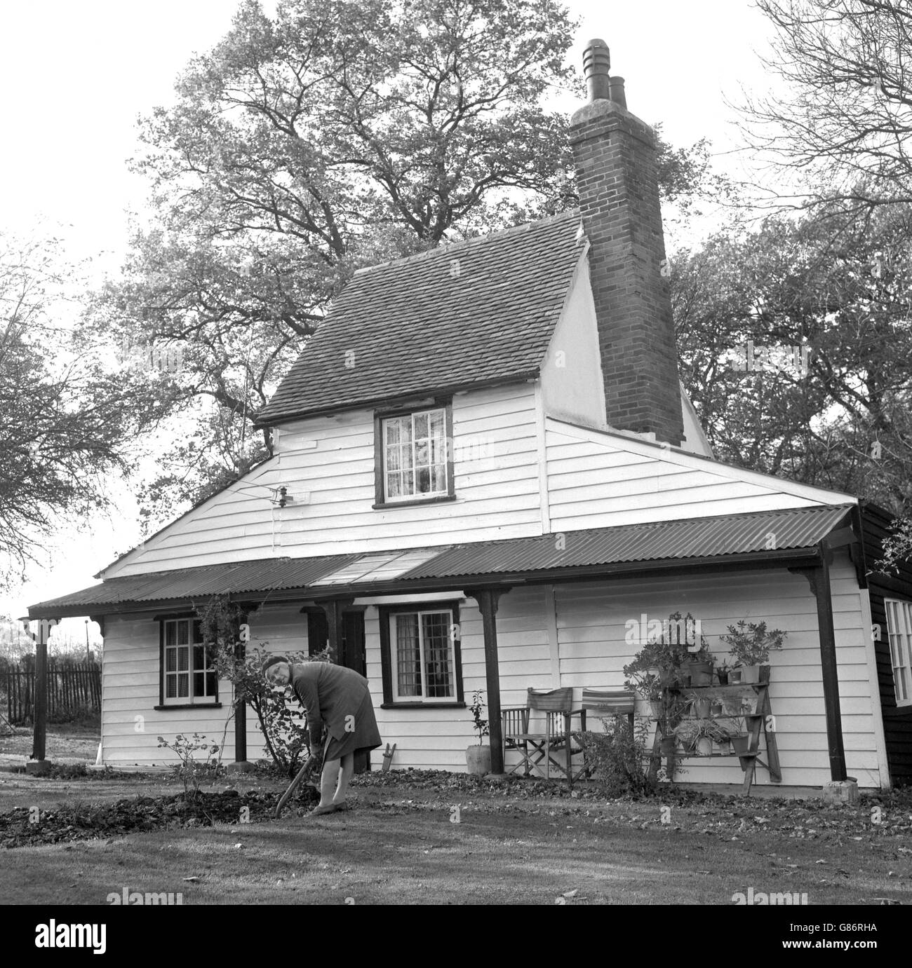 Essex part of the cottage dates from the 16th century fotografías e