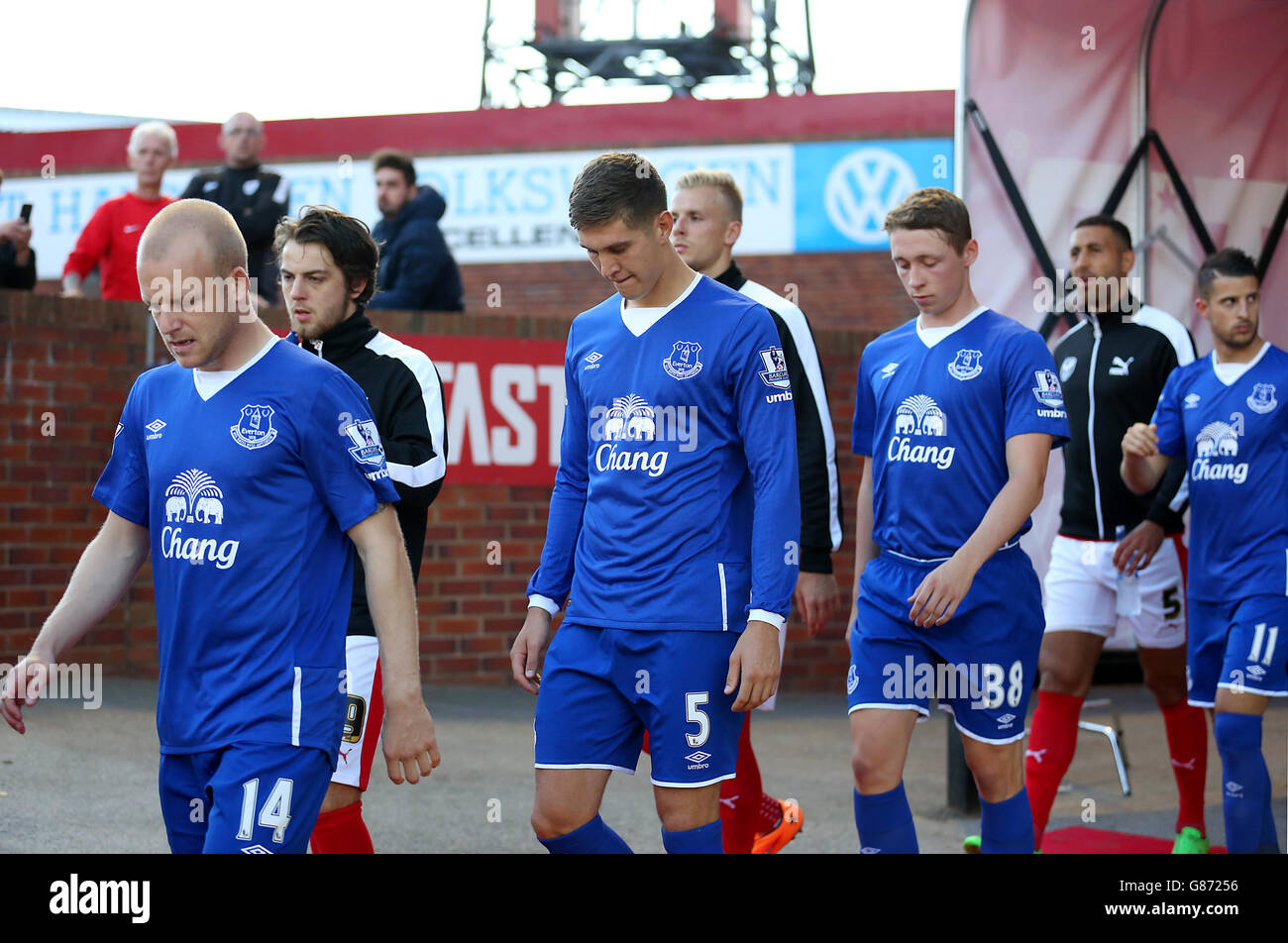 Steven Naismith (izquierda), John Stones (centro izquierda) y Matthew Pennington (centro derecha) de Everton salen al campo antes de la Copa Capital One, segunda ronda de partido en Oakwell, Barnsley. Foto de stock