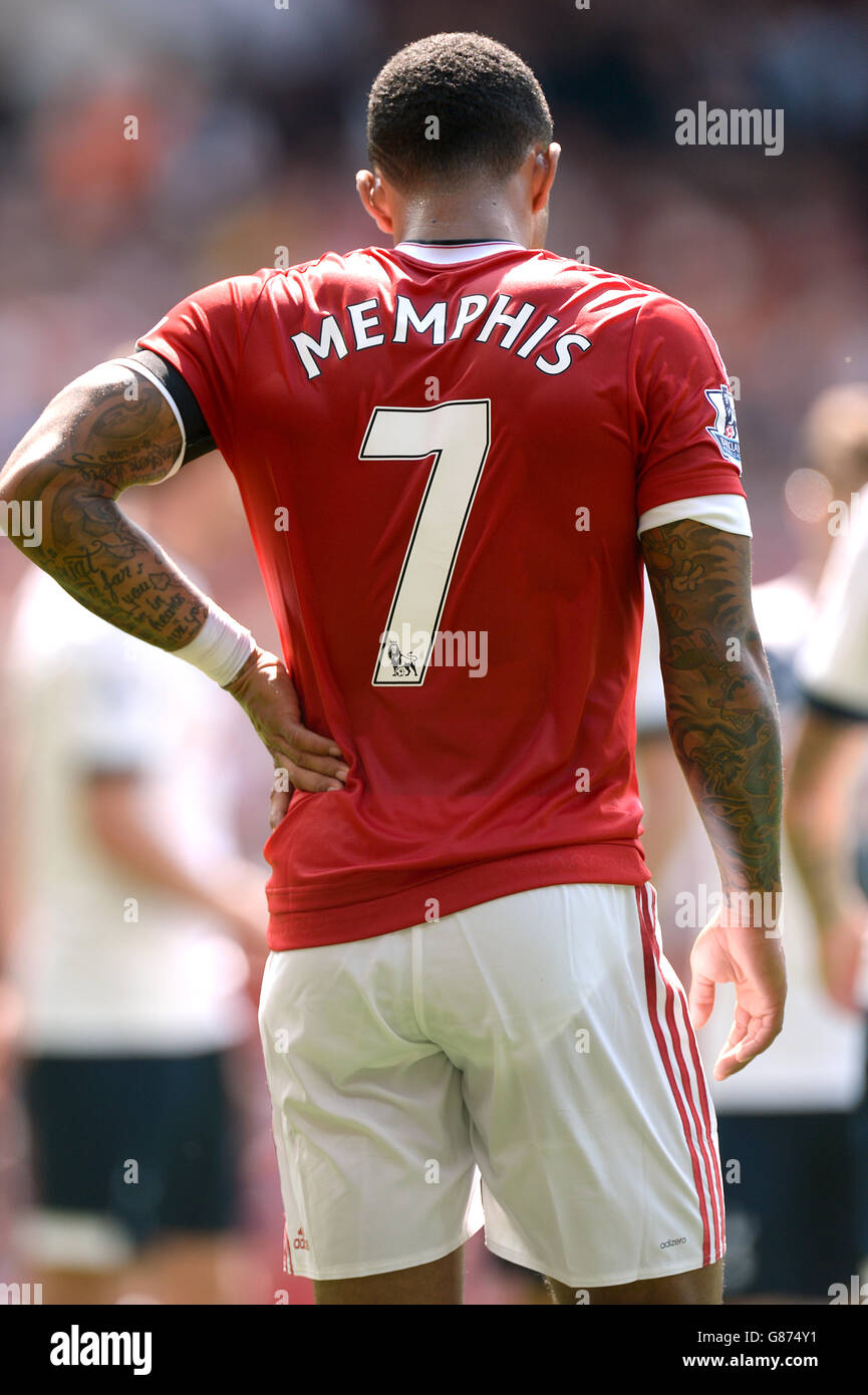 Memphis Depay del Manchester United con 'Memphis' en su camiseta durante el  partido de la Barclays Premier League en Old Trafford, Manchester  Fotografía de stock - Alamy