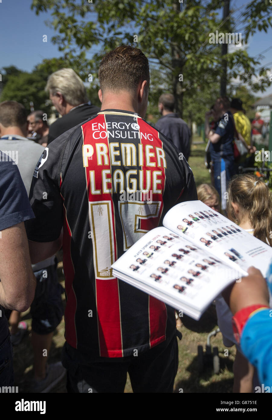 Un fan de Bournemouth lleva la camiseta de su equipo con la 'Premier League  15' escrita en la parte de atrás antes del partido Barclays Premier League  en el estadio Vitality, Bournemouth.