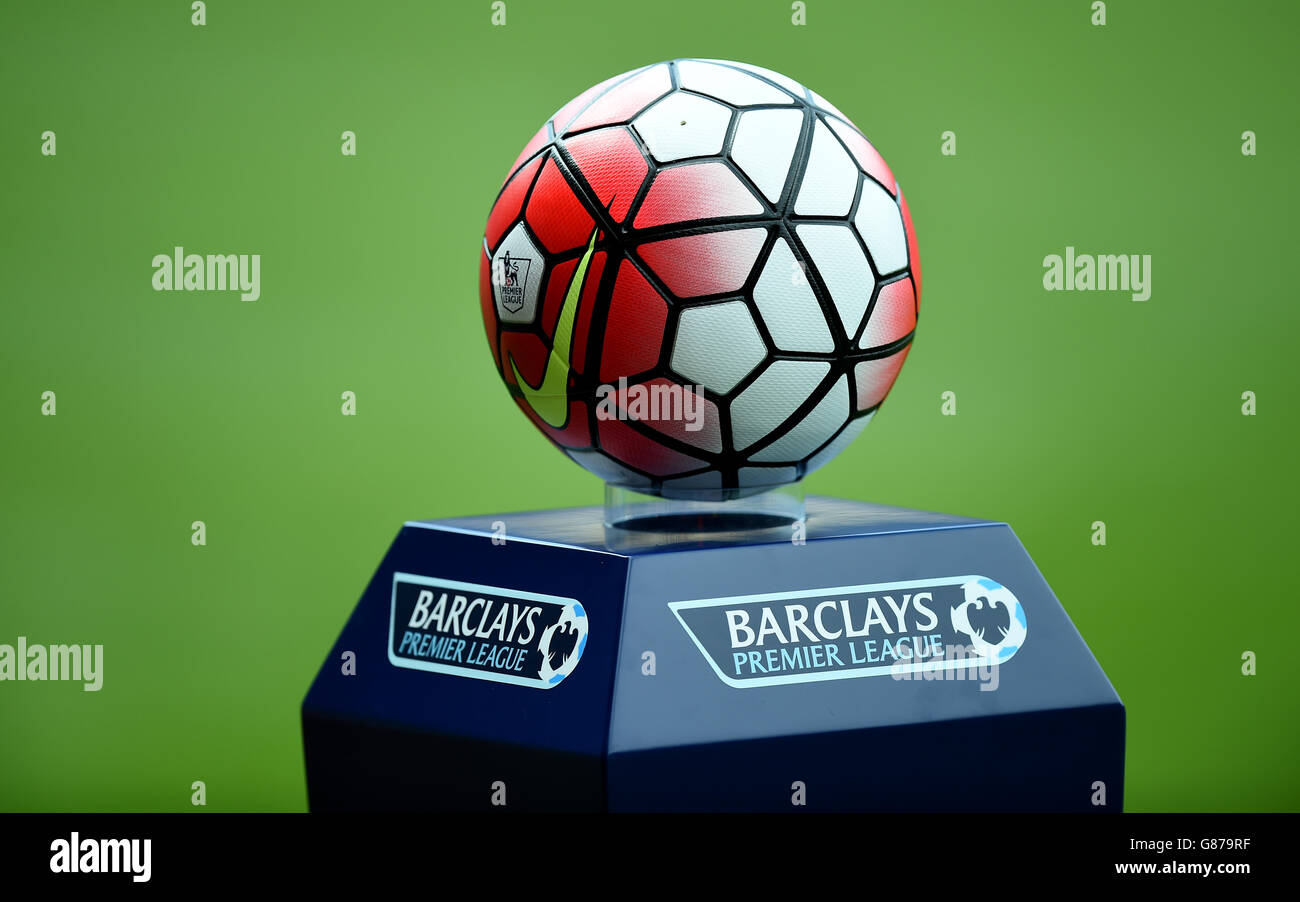 Vista general de un balón oficial de la Liga Premier de Nike En un zócalo  de la Barclays Premier League Fotografía de stock - Alamy