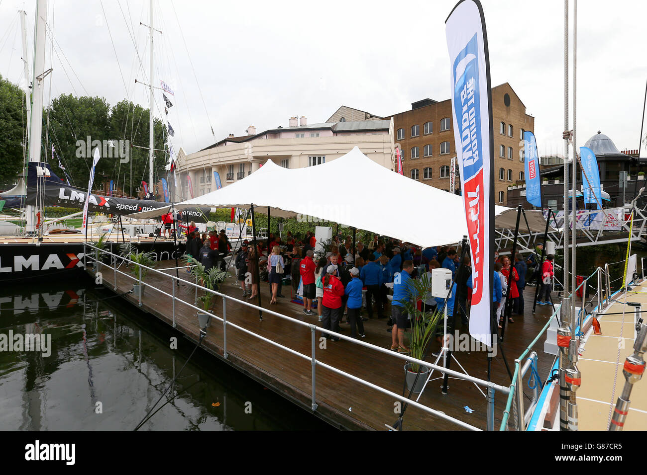 Los miembros de la tripulación de UNICEF asisten a la ceremonia de nombramiento durante el tercer día del lanzamiento de la carrera de yates mundial en St Katharine Docks, Londres. Foto de stock