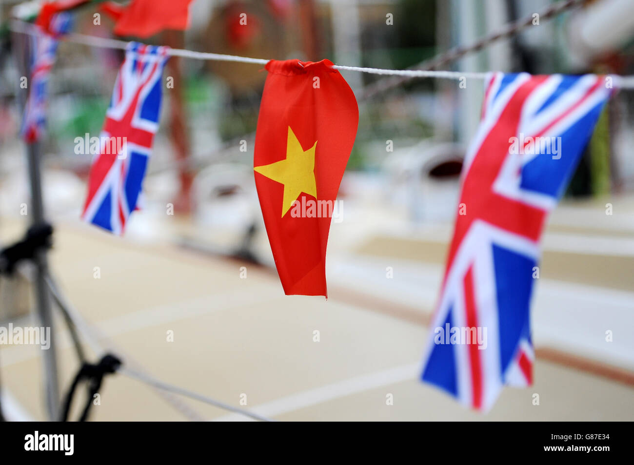 Vela - Clipper Round the World Yacht Race Launch - Día Cinco - St Katharine's Docks. Detalle de las banderas vietnamita y británica volando lado a lado en cuerda en St Katharine's Docks Foto de stock
