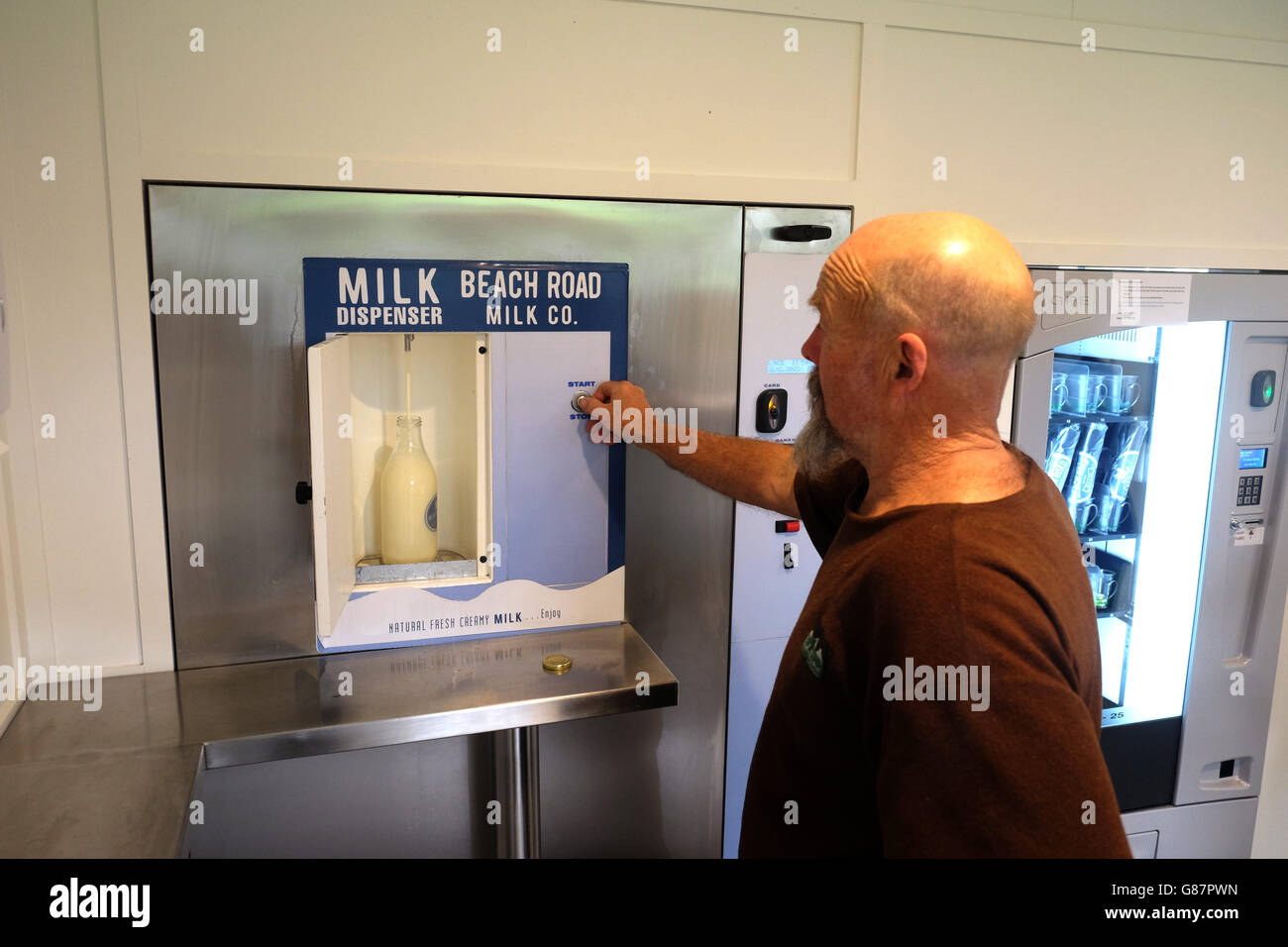 Máquina dispensadora de leche de vacas Foto de stock