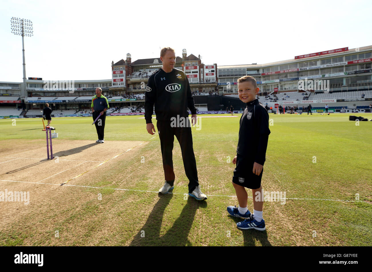 Cricket - Royal London One Day Cup - Semi Final - Surrey v Nottinghamshire - The Kia Oval. La mascota del día del partido de Surrey con Gareth Batty Foto de stock