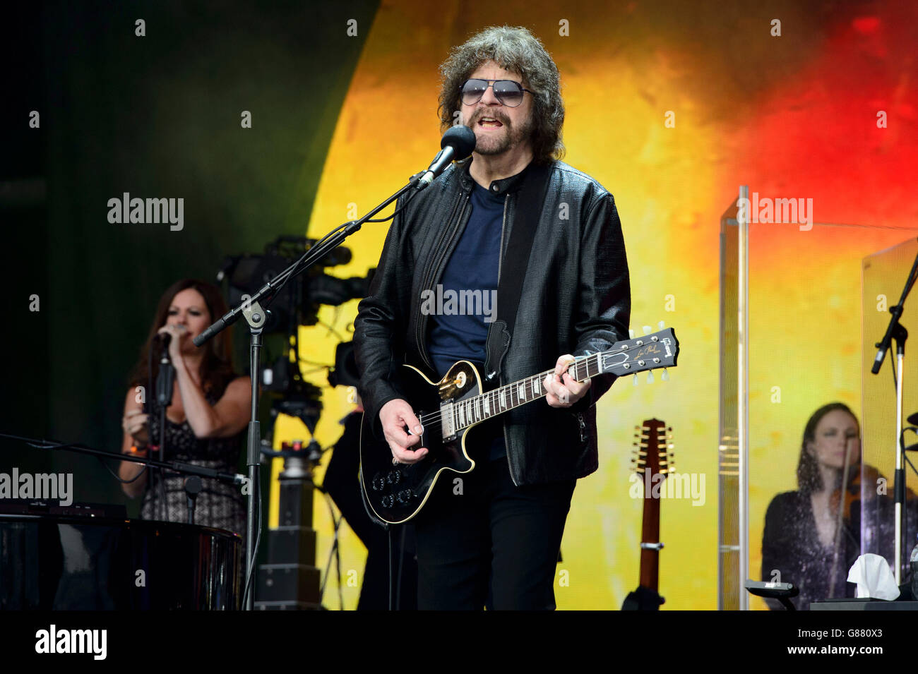 Jeff Lynne en la banda Electric Light Orchestra actúa en el festival de música de Glastonbury Foto de stock