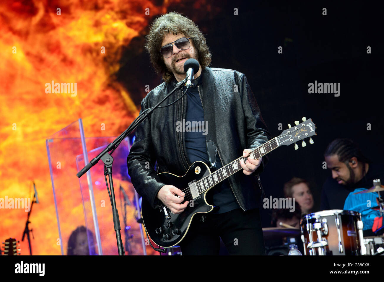 Jeff Lynne en la banda Electric Light Orchestra actúa en el festival de música de Glastonbury Foto de stock