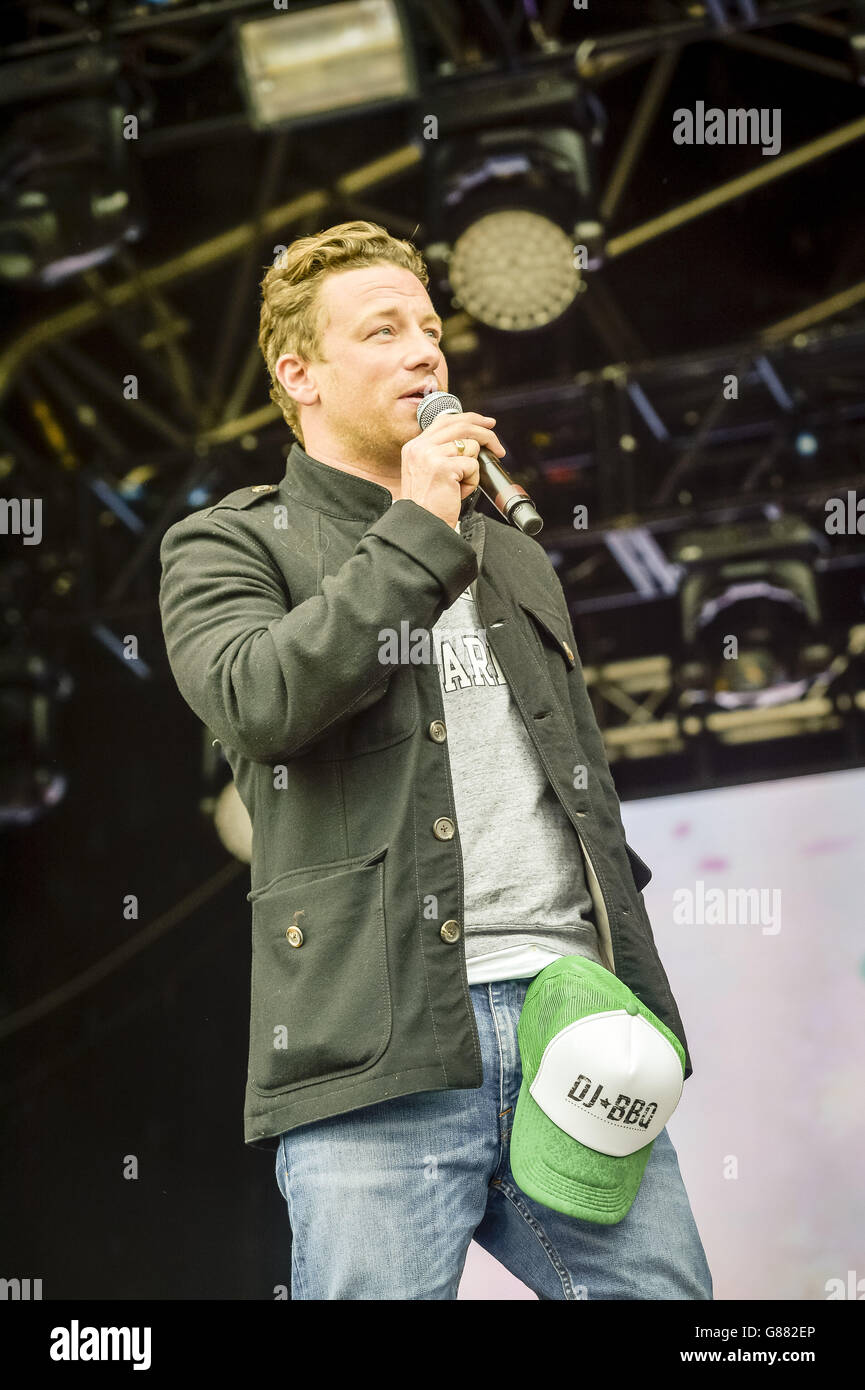 Jamie Oliver en el escenario en Jamie Oliver's y Alex James's Big Feestival en Kingham, Oxfordshire. Foto de stock