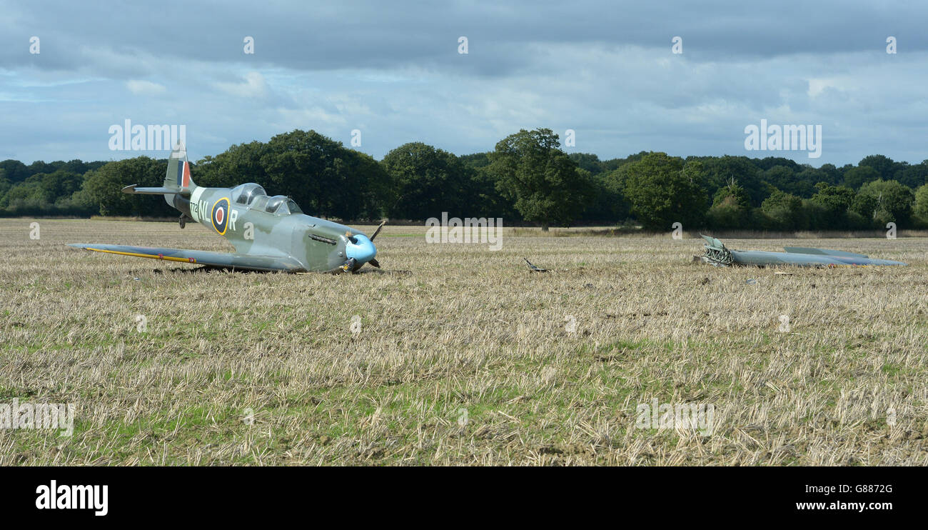 Un incendio de Spitfire se ve en un campo cerca de Woodchurch, cerca de Ashford, Kent, después de que el piloto tuvo que hacer un aterrizaje de emergencia. Foto de stock