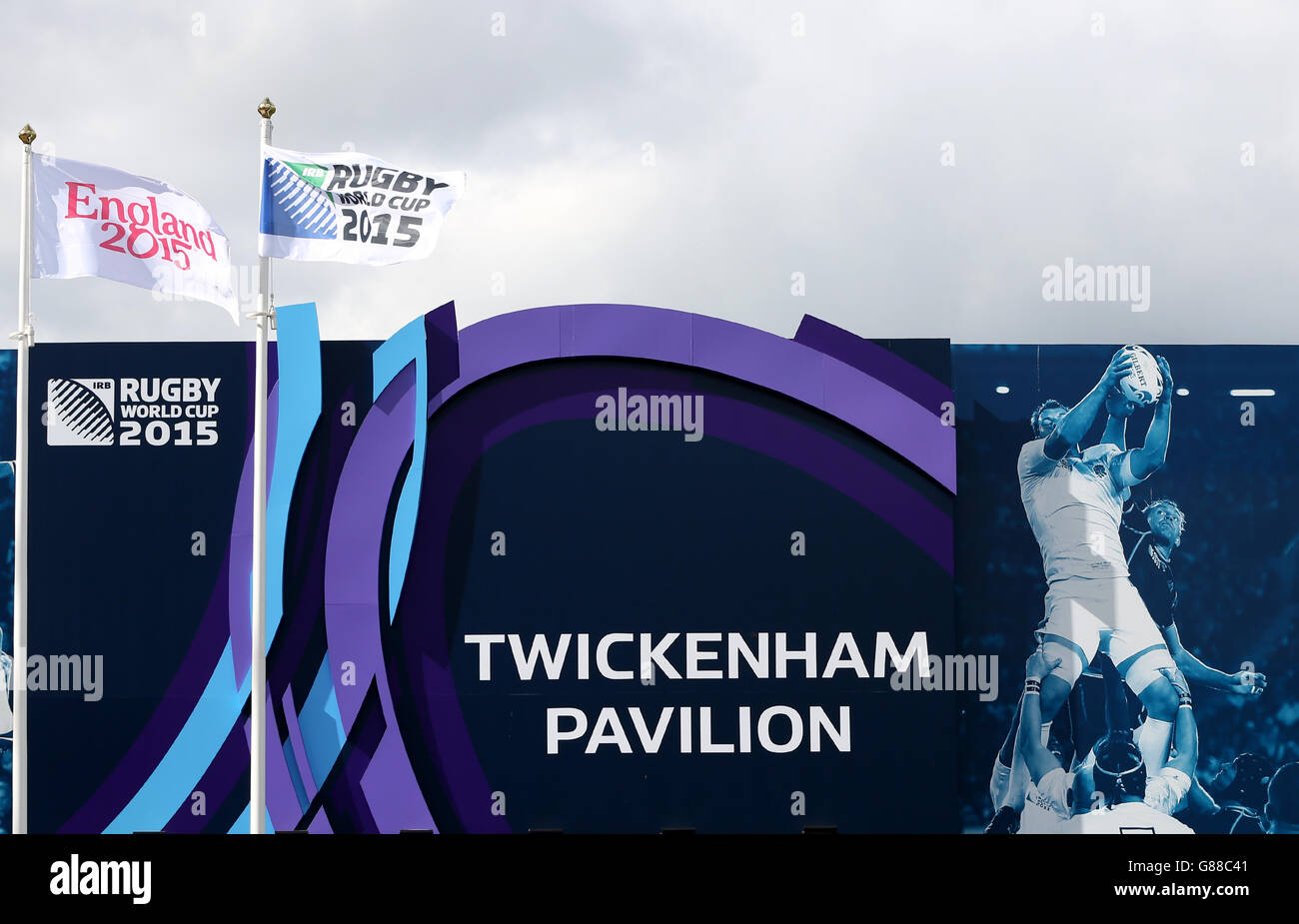 Inglaterra 2015 y Rugby World Cup 2015 banderas fuera del Twickenham Pavilion, Londres. PULSE ASSOCITION Photo. Foto fecha: Martes 15 de septiembre de 2015. El crédito de la foto debe decir: Simon Cooper Foto de stock