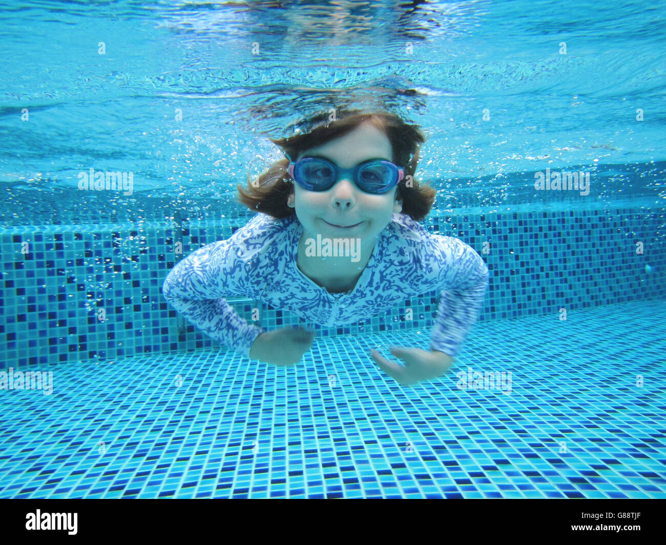 Chica nadar en piscina Foto de stock