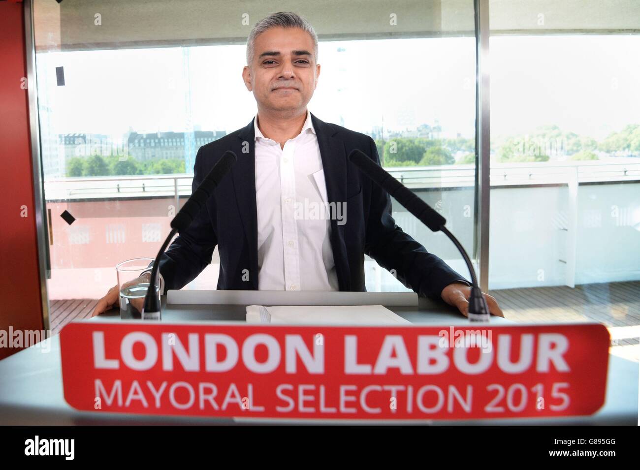 Sadiq Khan después de que se anunció que ha sido elegido como candidato laborista para postularse para alcalde de Londres en 2016. Foto de stock