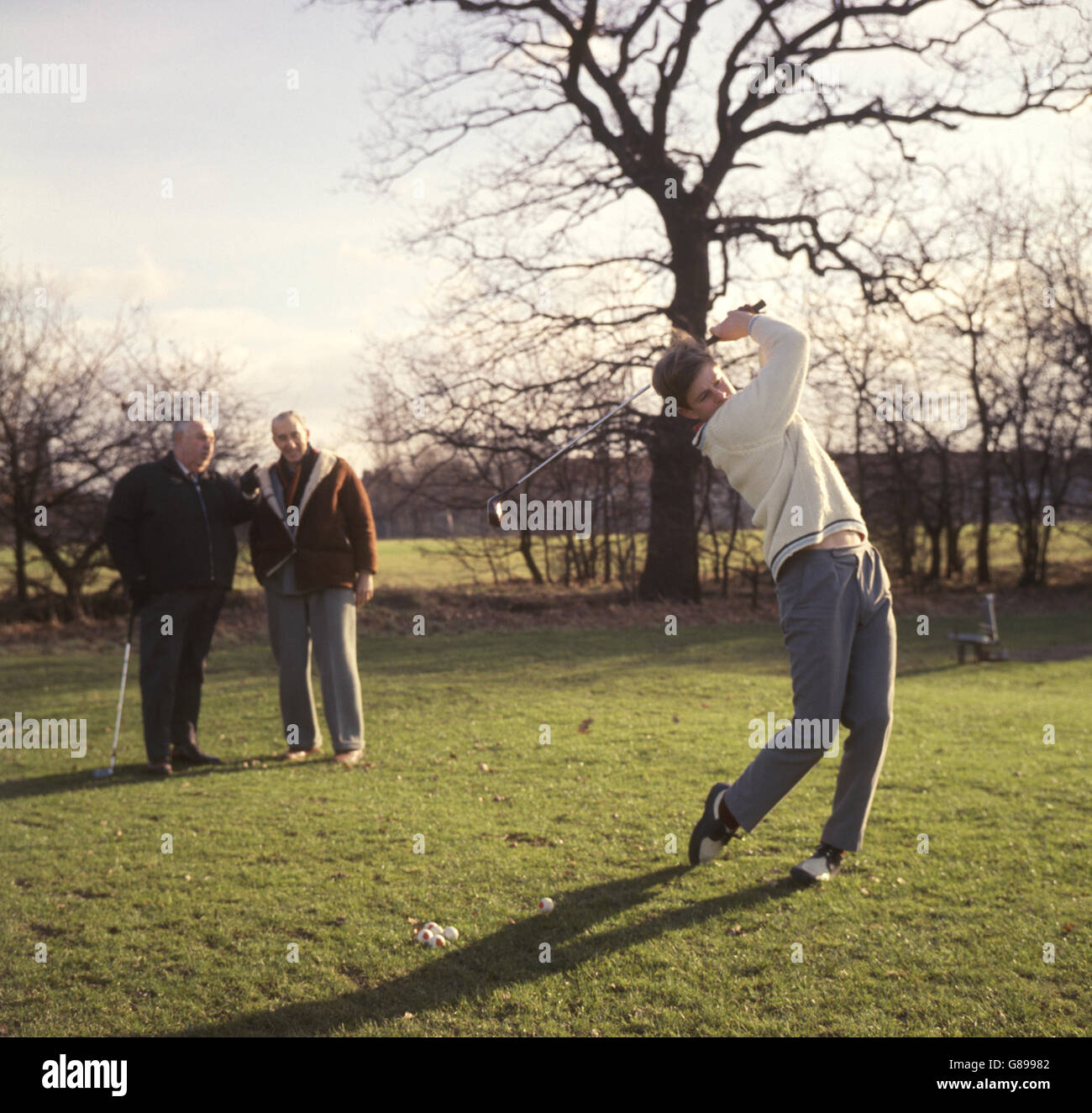 Campeón de tenis junior, de 14 años Stephen Warboys de Chingford, Essex, jugando al golf en Fullwell Golf Club, Middlesex, seguido por Jack Warboys, su padre, y el profesional del club Bill Cox. Stephen terminaría como finalista en el campeonato Junior Wimbledon 1971. Foto de stock