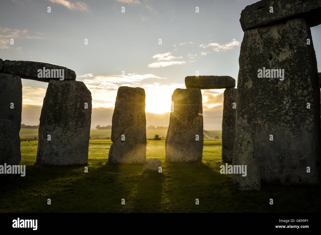 Clima en otoño 16th 2015 sept. El sol se levanta sobre Stonehenge. Foto de stock