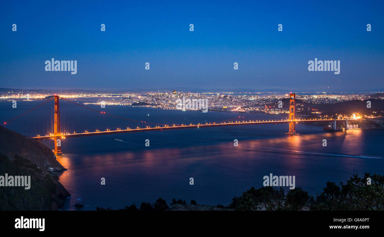 Al atardecer, el Puente Golden Gate, San Francisco, EE.UU. Foto de stock