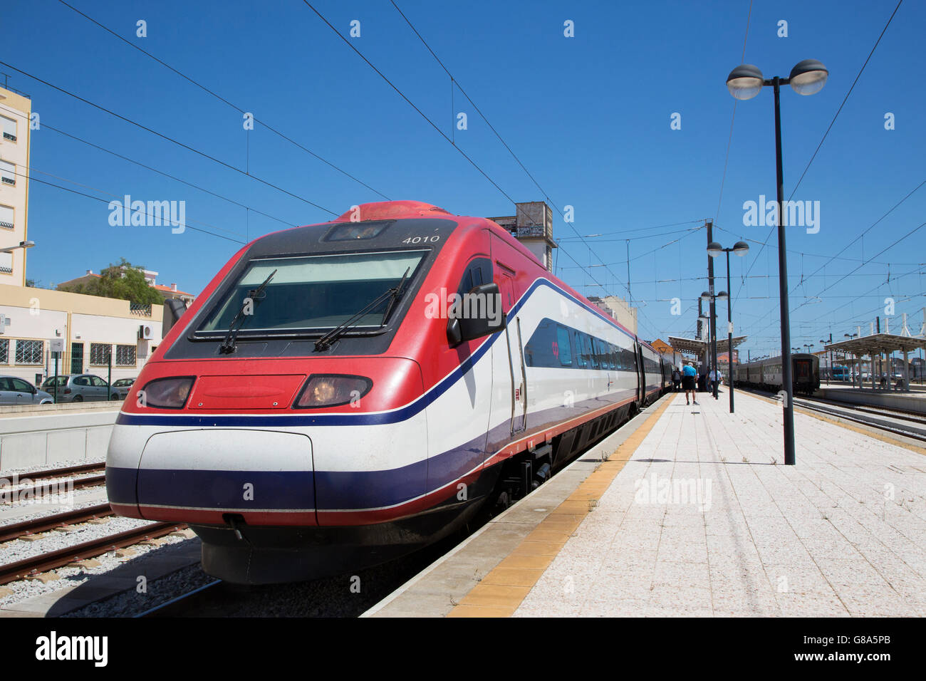 Alta velocidad de inclinación en el tren Alfa Pendular Tunes railway station en el Algarve, Portugal Foto de stock