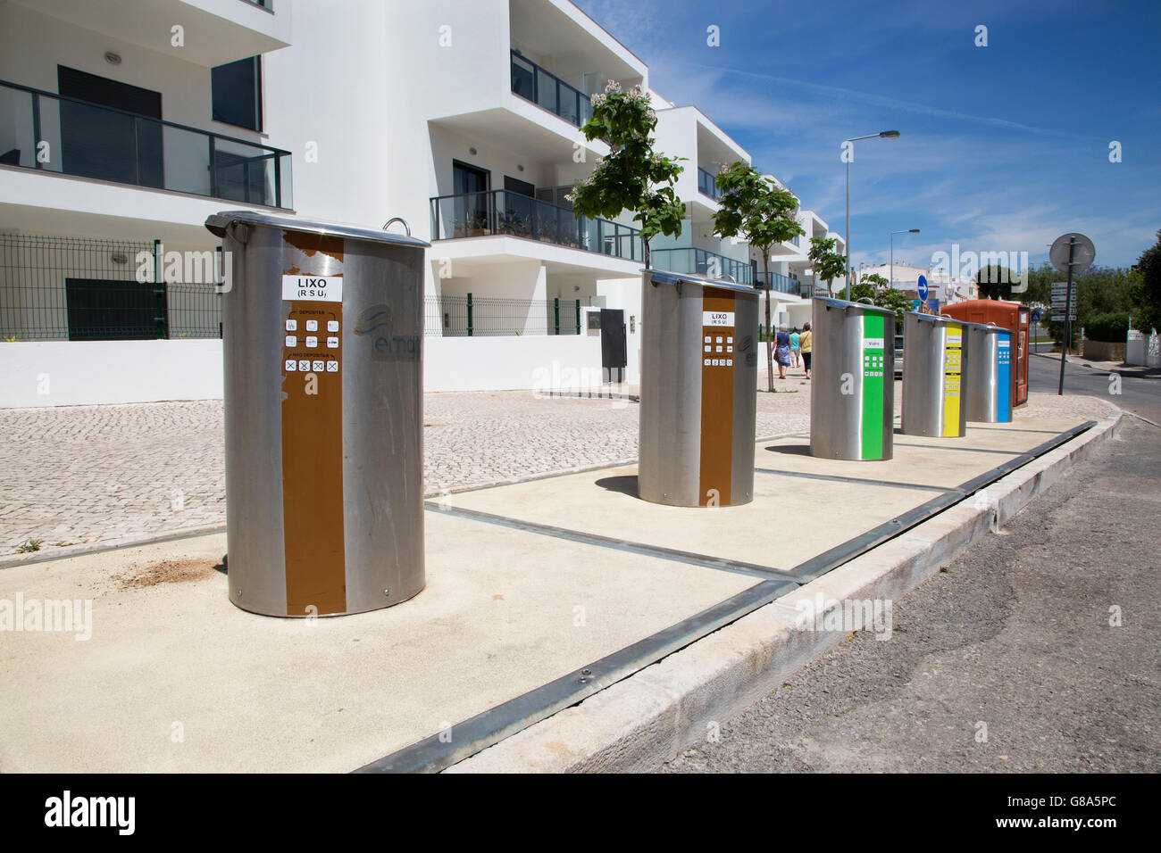 Carretera de contenedores de reciclaje en Alvor Portugal Foto de stock