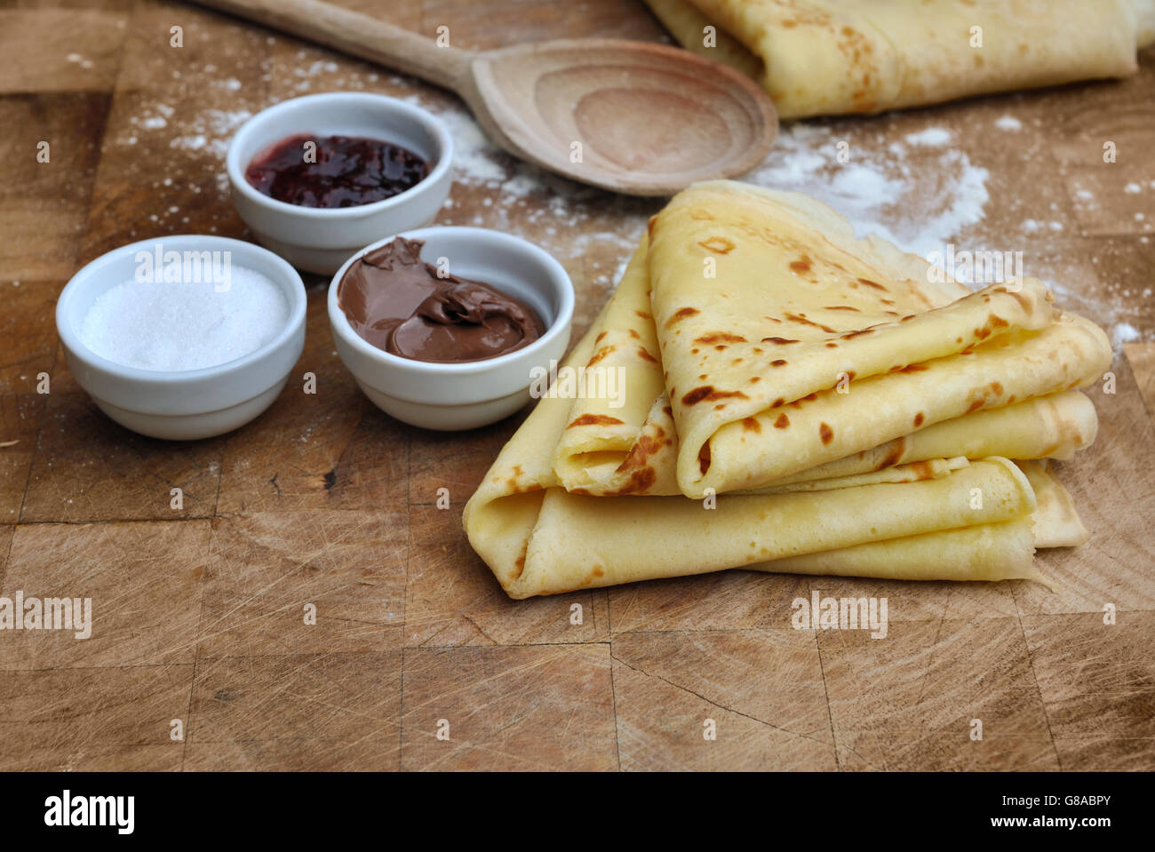 Tortitas caseras francesas con acompañamientos sobre la plancha de madera  Fotografía de stock - Alamy