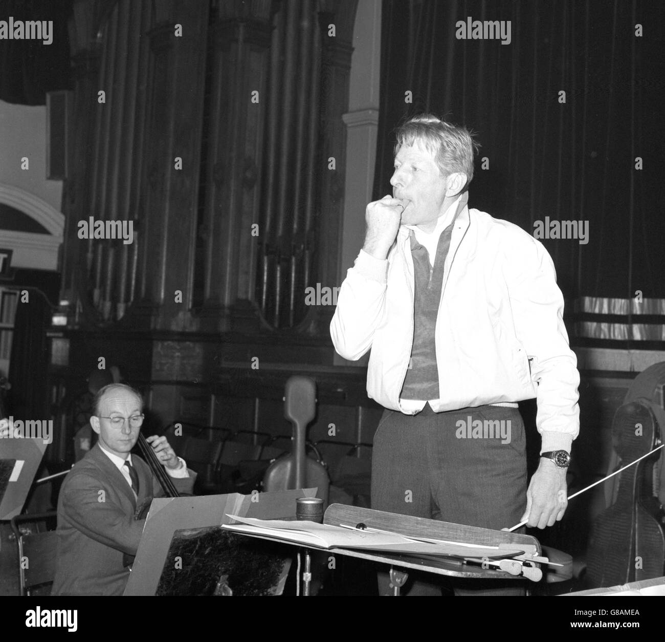 Entretenimiento - Danny Kaye y la Orquesta Filarmónica de Londres - Battersea Ayuntamiento Foto de stock