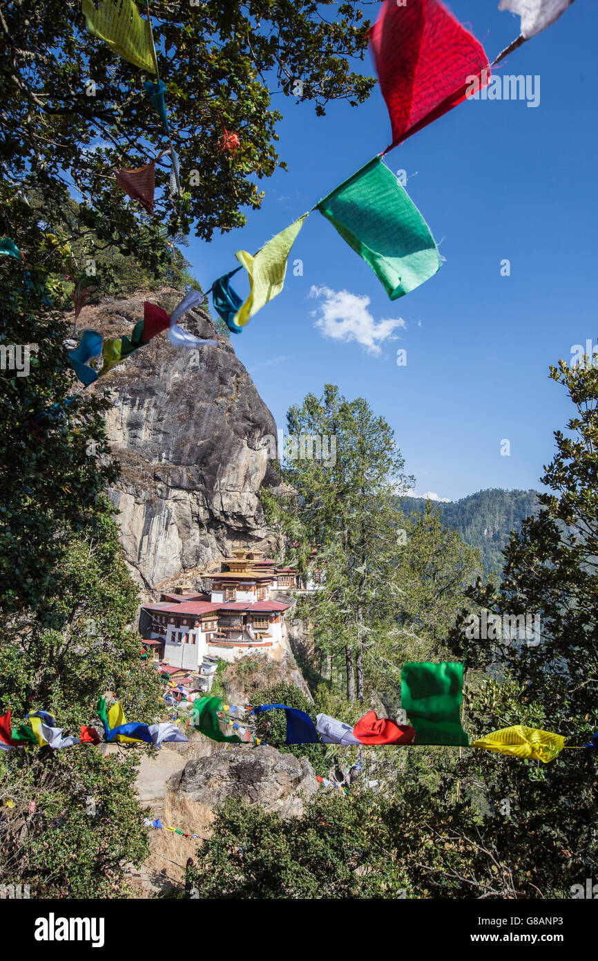 Vista del monasterio budista y la fortaleza Tiger's Nest Paro Distrito Asia Bhután Rimpung Foto de stock