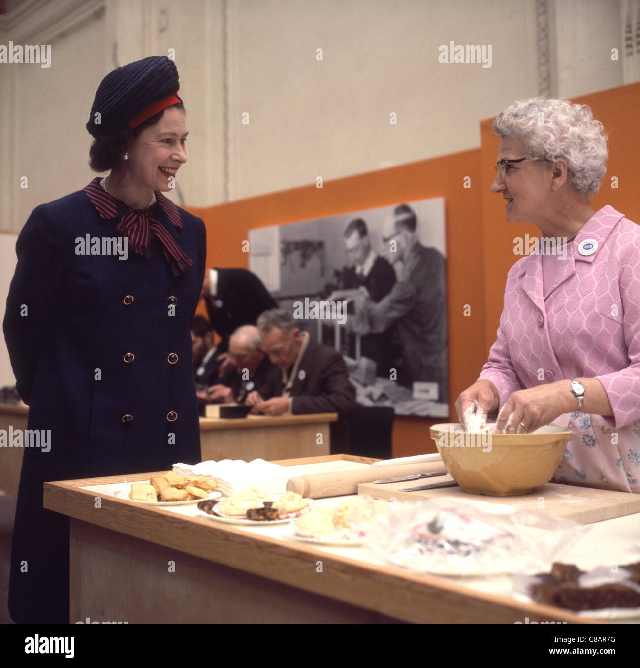La reina conversó con la Sra. Charlotte Terry, de Glasgow, cuando visitó la Exposición del Real Instituto Nacional para los Ciegos que se celebra en el Old Hall de la Royal Horticultural Society, Londres. Foto de stock