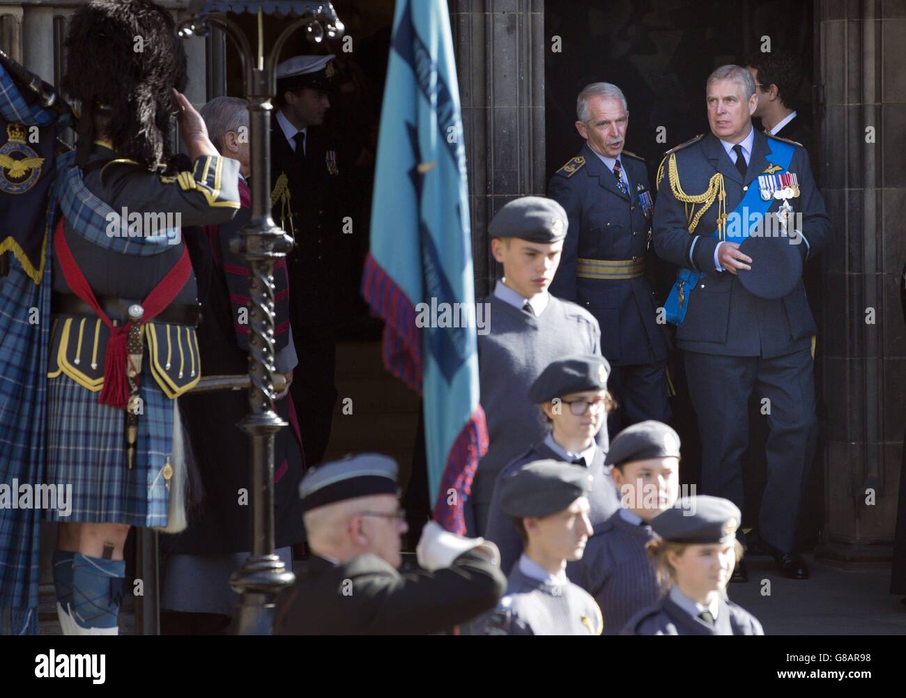 El Duque de York (derecha) y el Mariscal del Aire Sir Dusty Miller KBE (segunda derecha) dejan un servicio de la Batalla de Gran Bretaña por el 75 aniversario de la Asociación de las Fuerzas aéreas reales en la Catedral de St Giles en Edimburgo, Escocia. Foto de stock