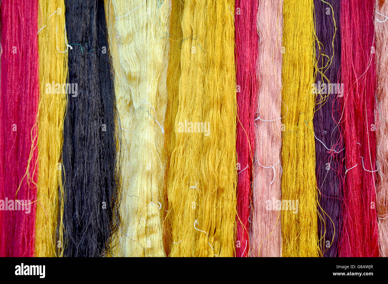 Hilo de colores sedas tinte de color natural material para la artesanía de  la seda tejida en estilo tailandés isan de Tailandia Fotografía de stock -  Alamy